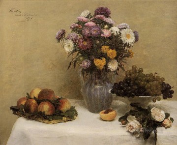 アンリ・ファンタン・ラトゥール Painting - 白いバラ 花瓶の菊 ウィアンリ・ファンタン・ラトゥールのあるテーブルの上の桃とブドウ